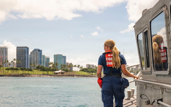 Regional Dive Locker Pacific and Station Honolulu conduct buoy restoration