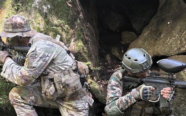 U.S., Indian Army Soldiers train together in jungle warfare, rappelling during Yudh Abhyas 2026