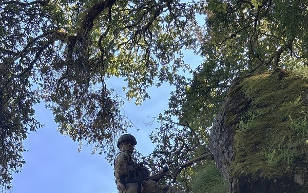 U.S., Indian Army Soldiers train together in jungle warfare, rappelling during Yudh Abhyas 2026