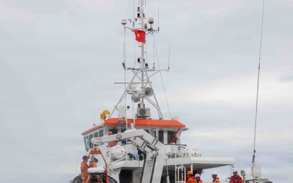 USS Shoup and Vietnamese Coast Guard Conduct Search and Rescue Exercise