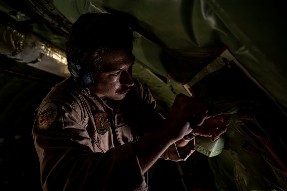 DVIDS - Images - KC135 supports F16 patrolling operations [Image 4 of 10]