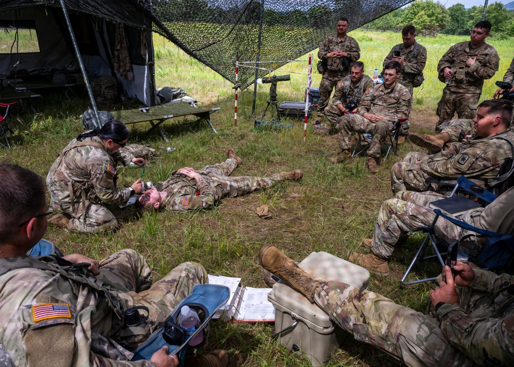 Ark. Combat Medics Teach First Aid During Training Pause