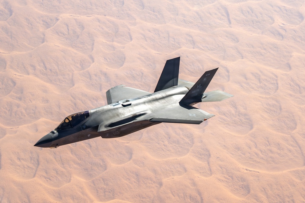 DVIDS - Images - KC-135 refuels F-35s for theater security [Image 7 of 10]
