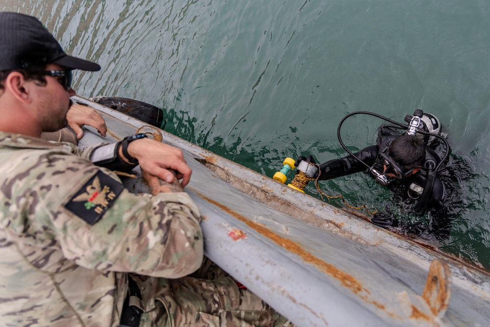DVIDS - Images - UNITAS 2026 - U.S. Navy EOD [Image 8 of 35]