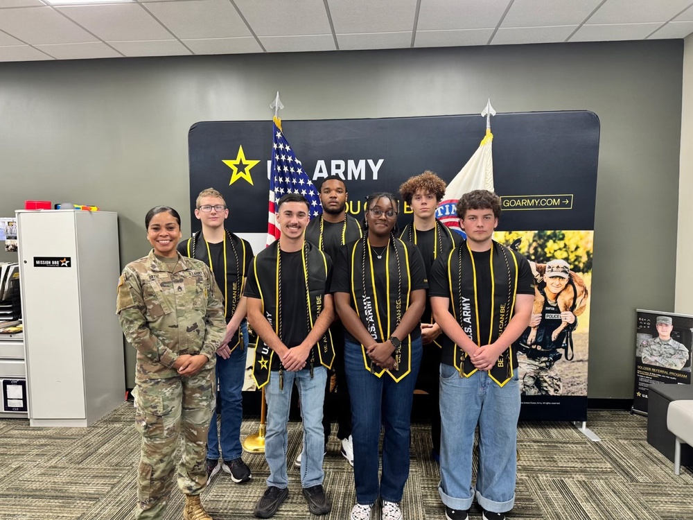 Army recruiter recognized after 100 enlistment contracts in one fiscal year