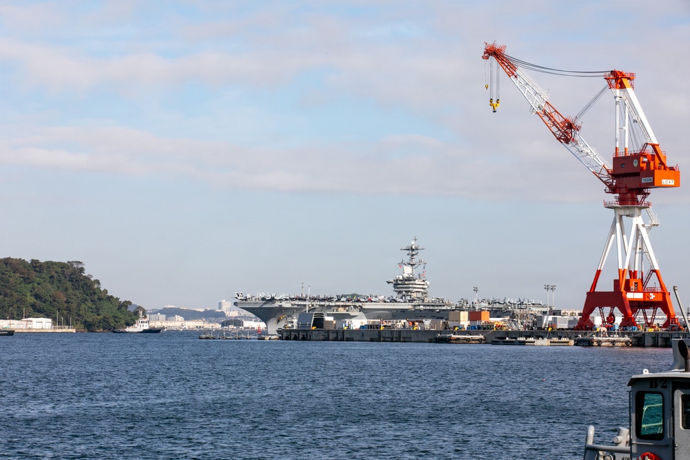 Theodore Roosevelt em Yokosuka Porta-aviões USS Theodore Roosevelt junto ao cais da base naval de Yokosuka, no Japão.