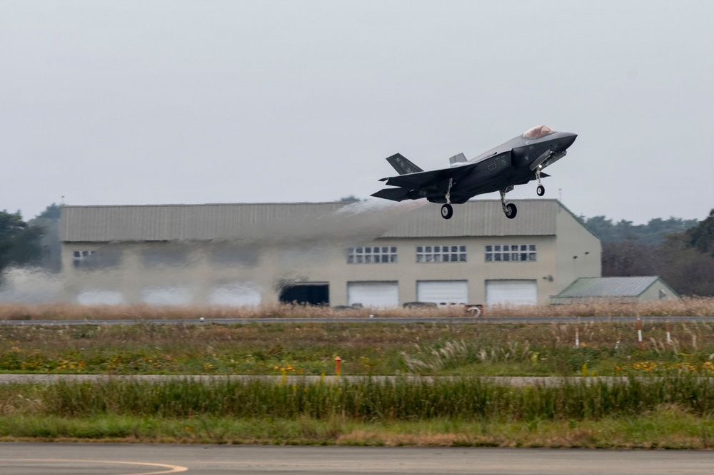U.S., Japanese forces strengthen bilateral readiness through hot-pit refueling during Keen Sword 27