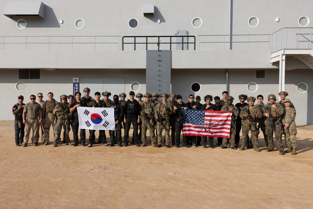 DVIDS - Images - U.S. Reconnaissance Marines Conduct Visit, Board ...
