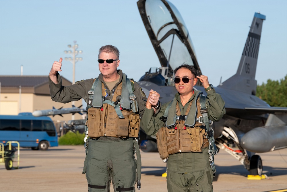 Freedom Flag 26-2: U.S. Seventh AF, ROK AFOC commanders conduct ‘Friendship Flight’ at Kunsan AB
