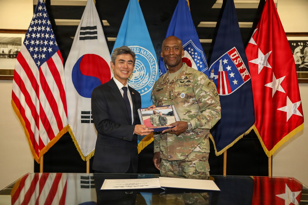 UNC, CFC and USFK Welcome ROK Defense Minister to Camp Humphreys