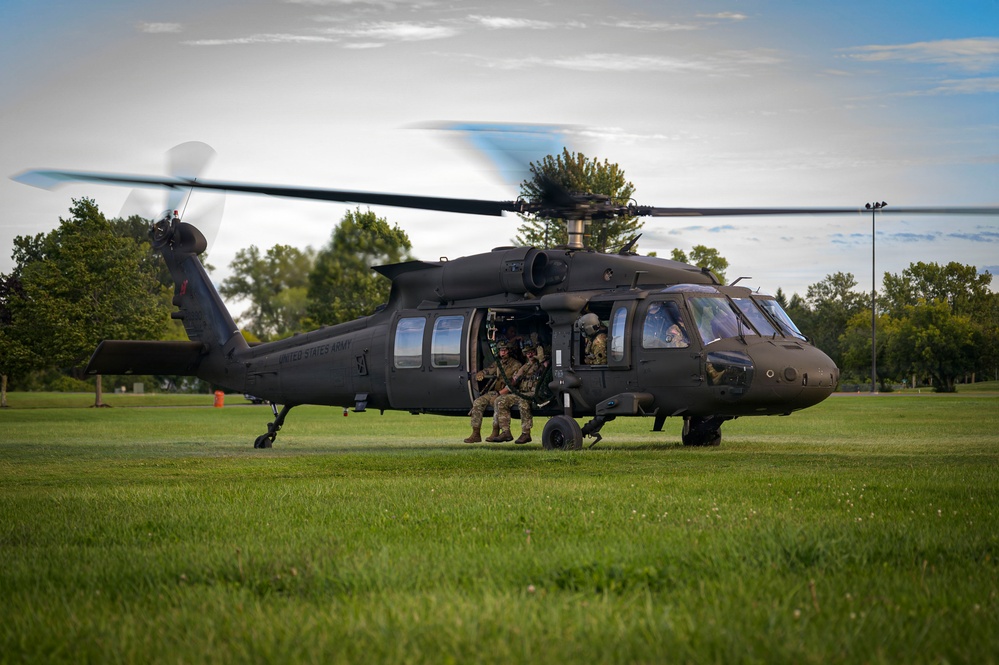 DVIDS - Images - TACPs Use Hand Signals During Helicopter Training ...